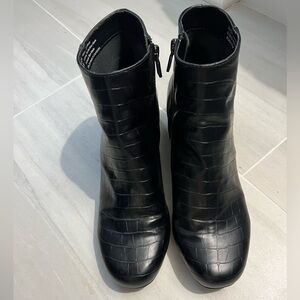 Kenneth Cole Reaction Faux Alligator Ankle Boots in Black. In perfect condition.